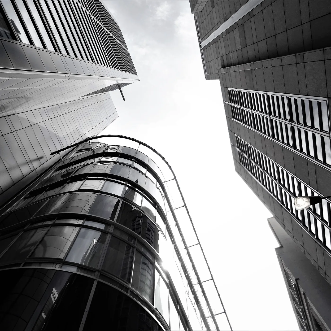 Vista en contrapicado en blanco y negro de edificios corporativos modernos